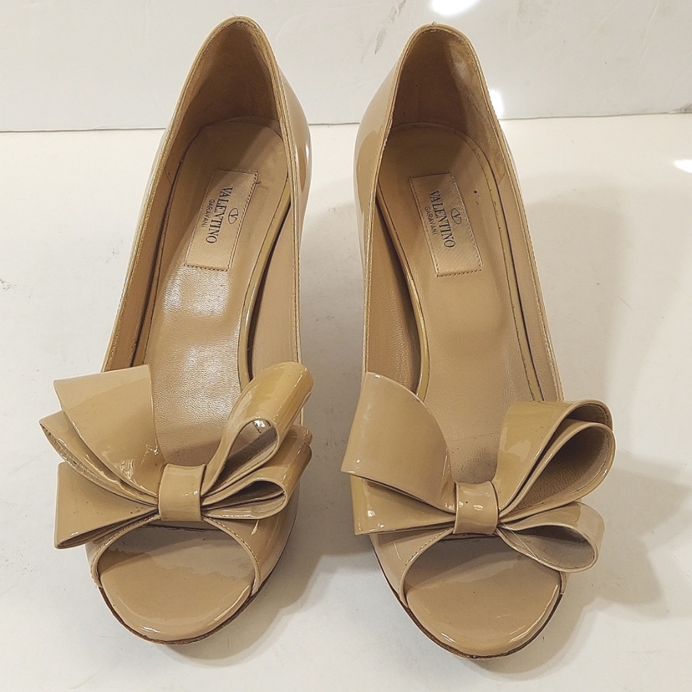Valentino Garavanni Bow Patent Leather Open Toe Pumps Nude Made In Italy